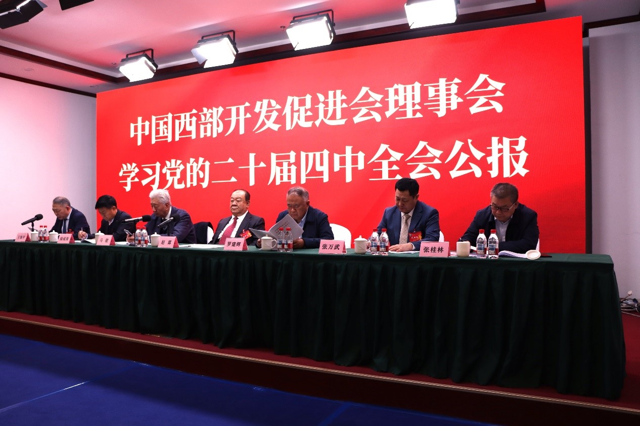 图片包含 球拍, 播放器, 院子, 球  AI 生成的内容可能不正确。