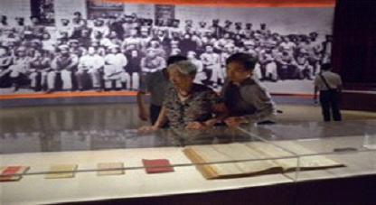 本会领导应邀出席“从延安走来—纪念毛泽东同志 《在延安文艺座谈会上的讲话》发表70周年美术作品展”开幕式2.jpg