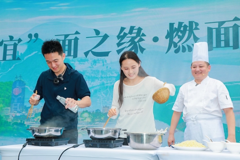 推介活动现场，游客尝试亲手制作宜宾燃面。主办方供图