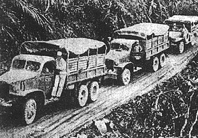 南侨机工驾车行驶在滇缅公路上（资料照片）。  　　新华社发