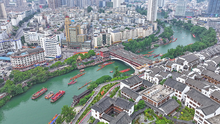 2025年5月25日 碧江“龙舟游江”现场航拍图 碧江区融媒体中心供图