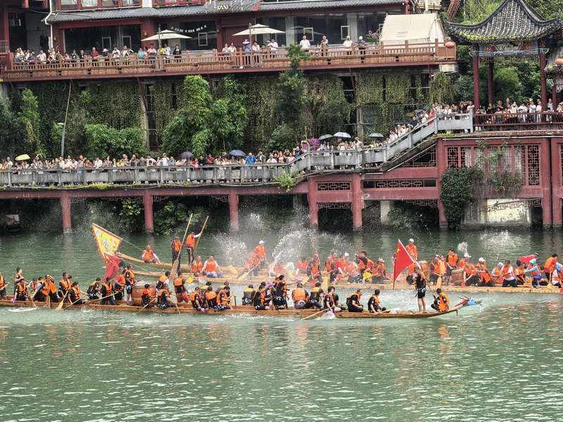 龙舟游江。张欣摄