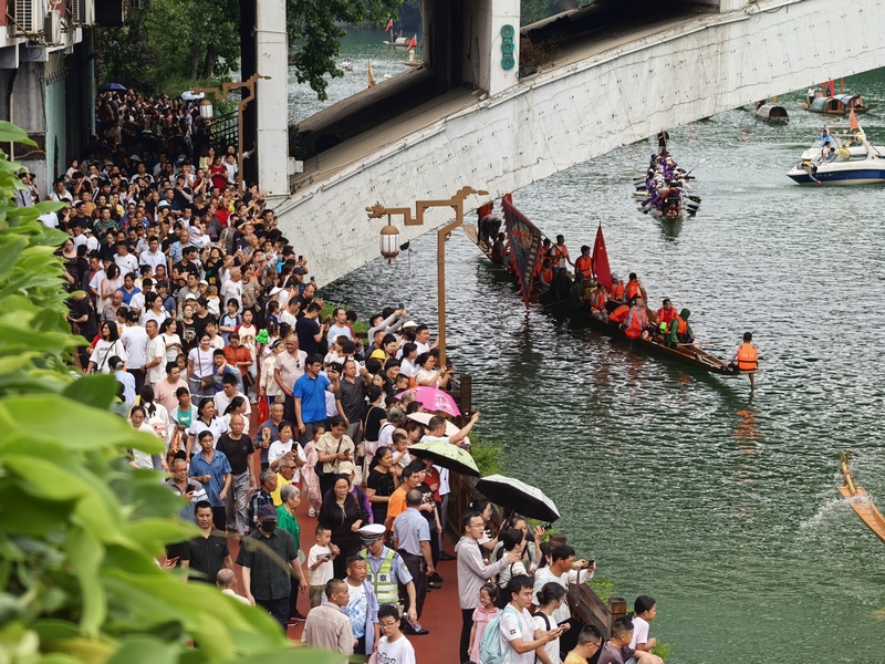 龙舟游江观众场景。张欣摄