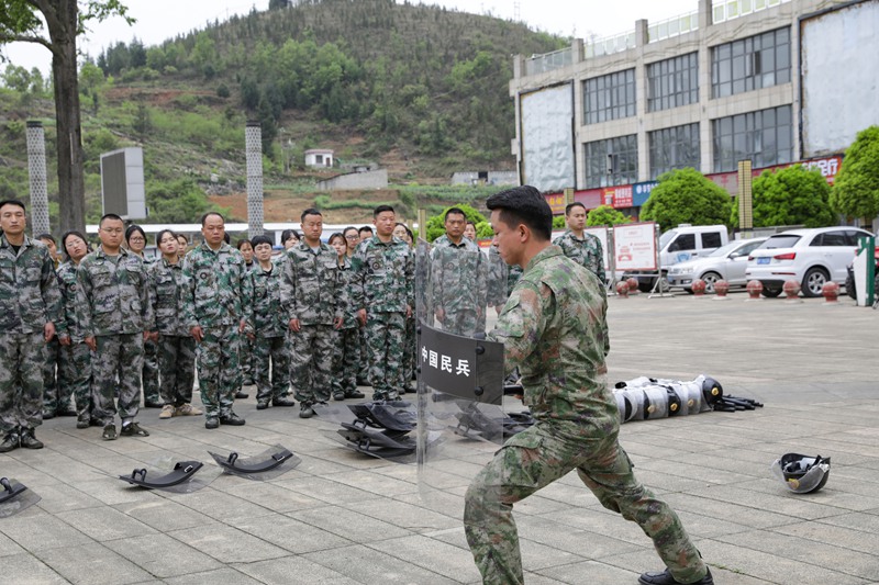 青龙街道正在开展防爆装备操作使用。廖槐花摄