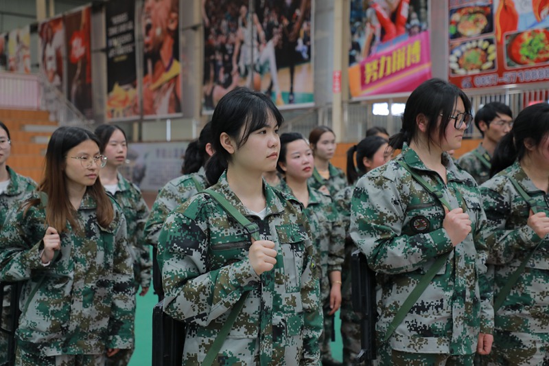 七星关区青龙街道办事处“三项教育”专项行动参训学员进行军事教育。