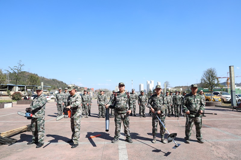 鸭池镇开展2025年“三项教育”专项行动无人机、参训人员实操森林灭火装备。伍应龙摄