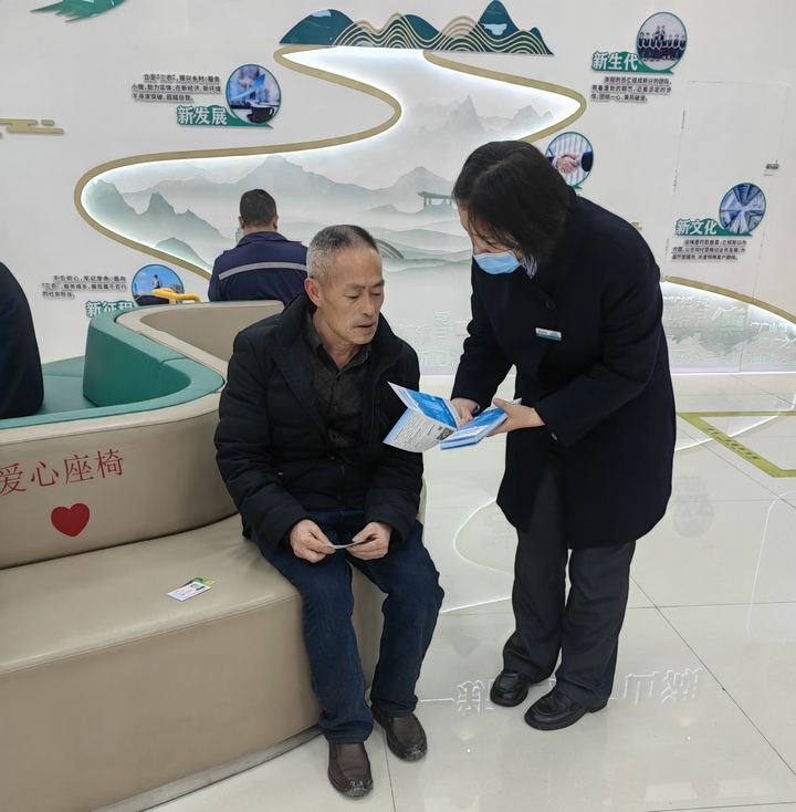 农行贵阳分行网点工作人员向老年客户介绍安全用卡金融知识。