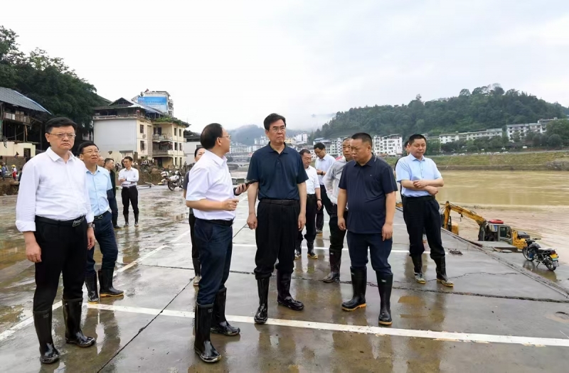 图为李炳军在从江县江西农贸市场实地察看受灾情况及灾后工作进展。