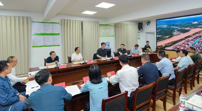 图为李炳军在榕江县主持召开会议。