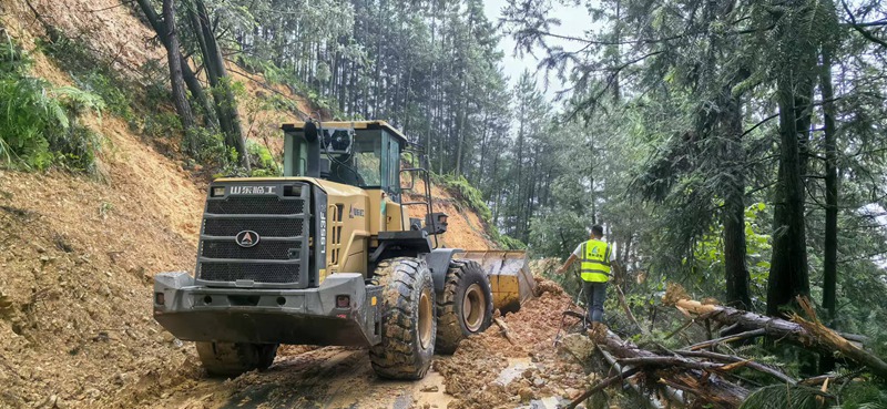 图为贵州省交通运输厅组织开展榕江县灾毁公路抢险抢通作业现场。