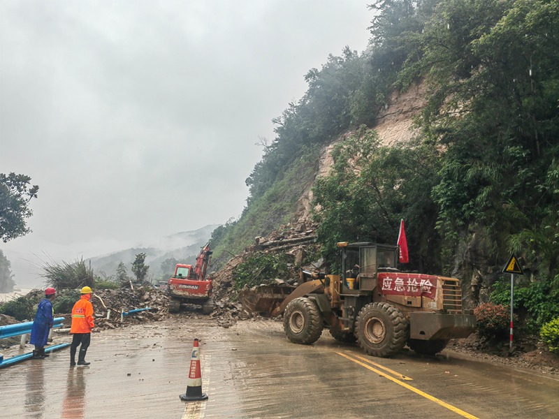图为贵州省交通运输厅组织开展榕江县灾毁公路抢险抢通作业现场。