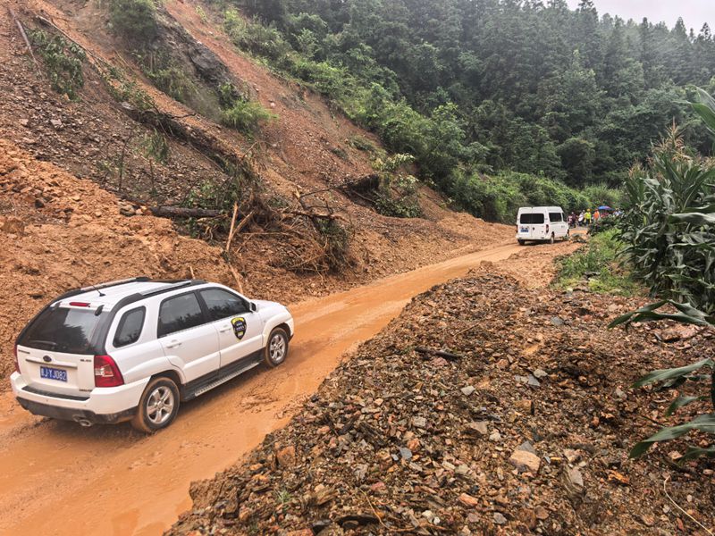 4 图为贵州省交通运输厅组织开展榕江县灾毁公路抢险抢通作业现场。