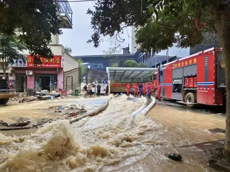 社会各界驰援榕江抗洪救灾。