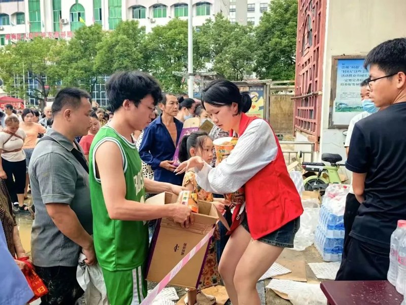 社会各界驰援榕江抗洪救灾。