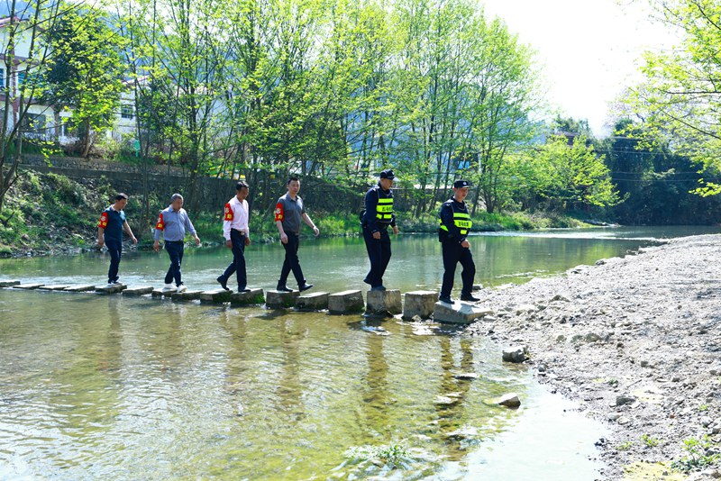 仁怀市公安局民警和义务巡逻队员联合开展巡逻。贵州省公安厅供图