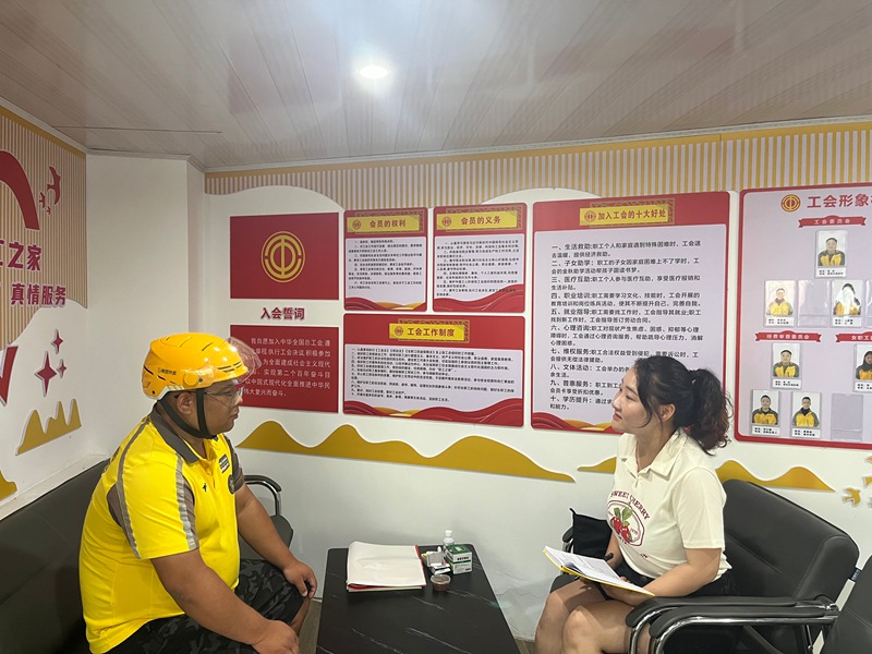 松桃首批获聘”社会监督员“杨显武。