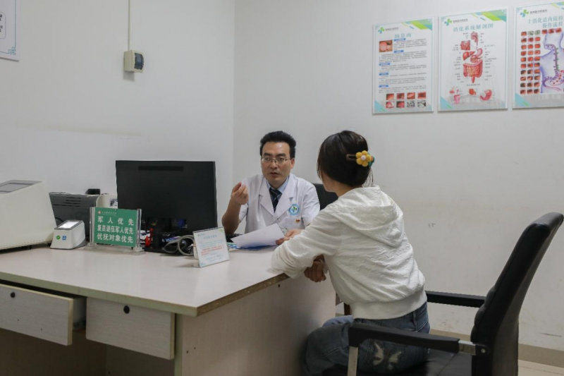 医师黄曜勇在夜间门诊坐诊。