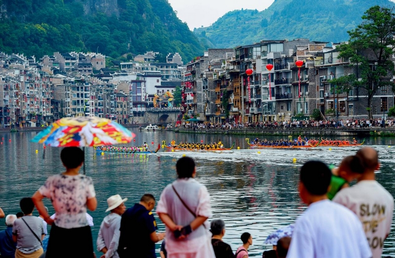 市民和游客在观看龙舟赛。