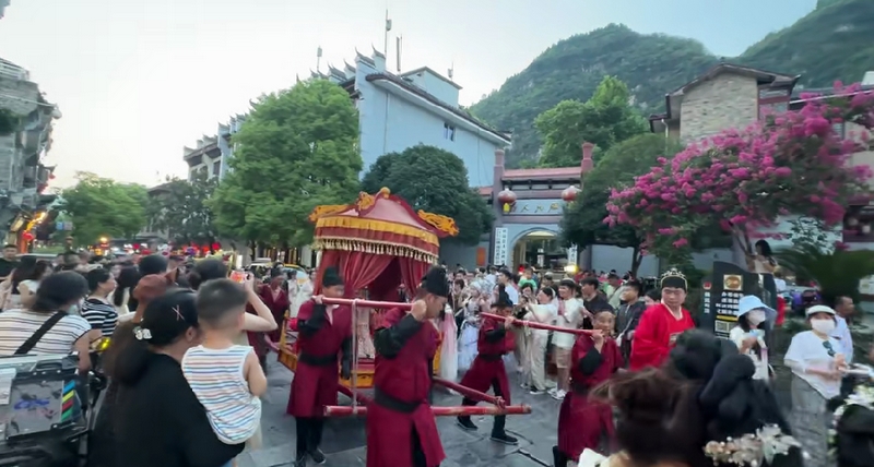 游客络绎不绝。