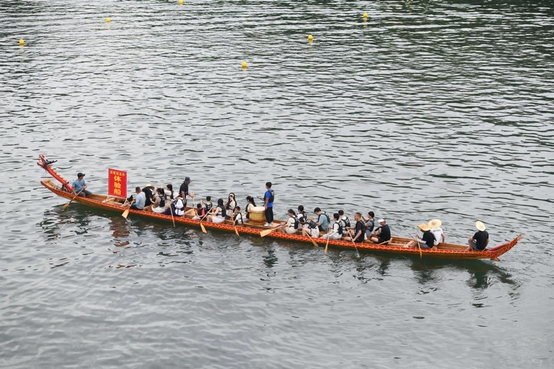 游客体验划龙舟。