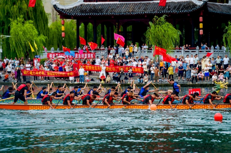 比赛现场，啦啦队正在为队员们呐喊加油。