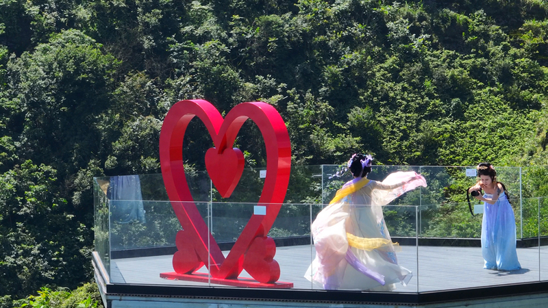 游客穿着汉服在景区打卡拍照。李杰摄