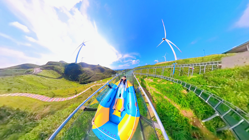 景区的玻璃水滑游玩项目。罗杰摄