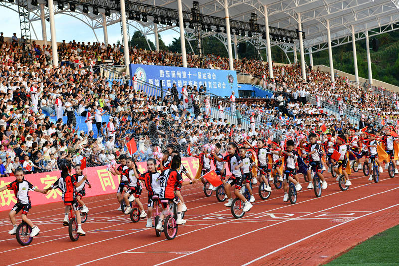 2小朋友在黄平县体育公园开幕式上表演骑着独轮车表演。梁文摄
