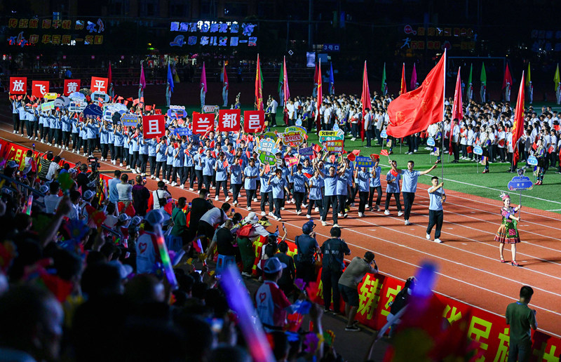 运动员代表团在黄平县体育公园入场仪式上走过主席台。吴江平摄