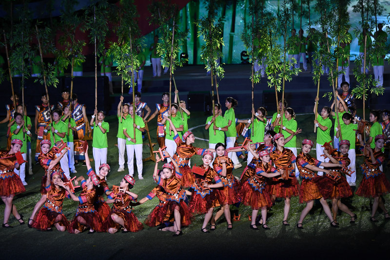 演职人员在黄平县体育公园开幕式上表演。梁文摄