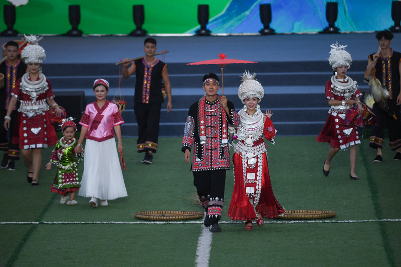 演职人员在黄平县体育公园表演暖场节目《嘿咔》。梁文摄
