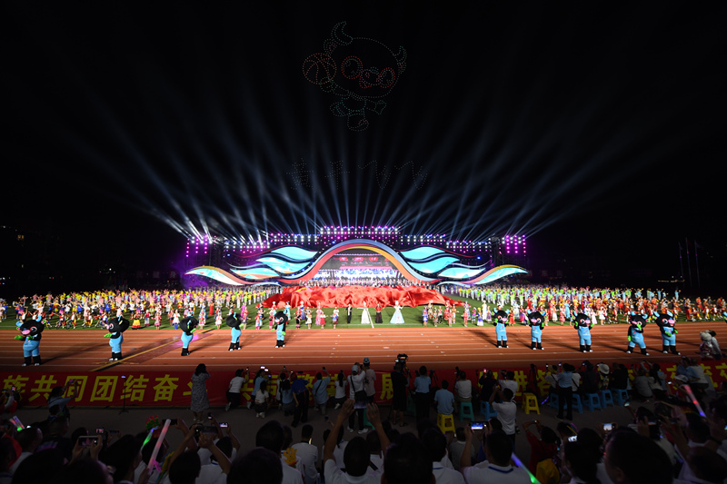 演职人员在黄平县体育公园开幕式上表演。王超摄