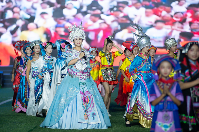 8月8日，黔东南州黄平县体育公园，演员们在黔东南州第十一届运动会暨第五届少数民族传统体育运动会开幕式上演出。潘柄戎摄