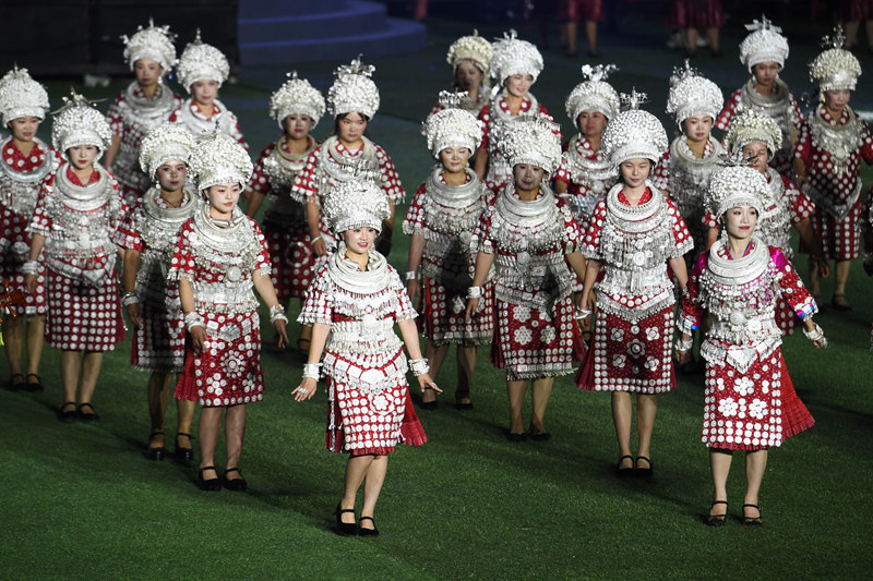 当地群众在黄平县体育公园开幕式上展示盛装。梁文摄