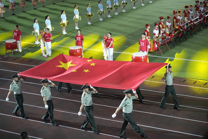 国旗护卫队入场。黄石明摄