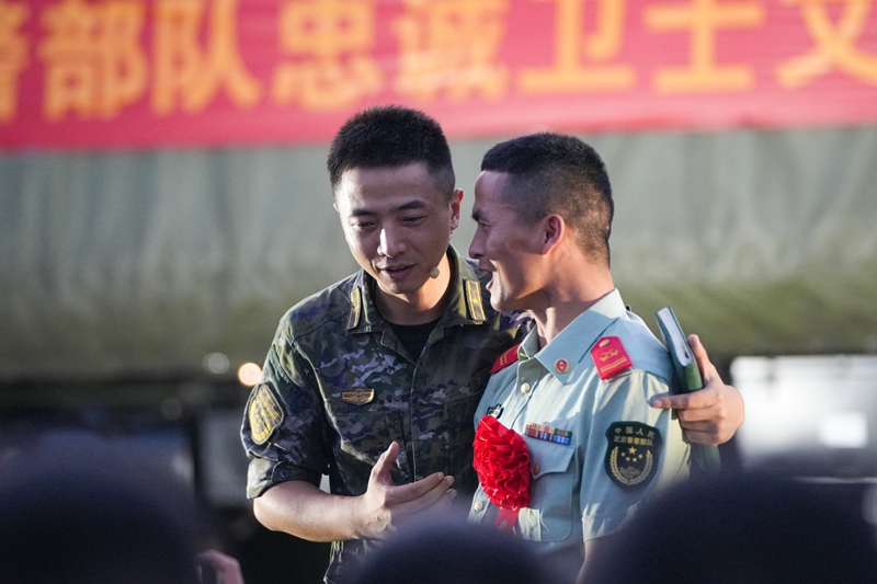 武警部队忠诚卫士文艺小分队与退伍老兵互动。肖静摄