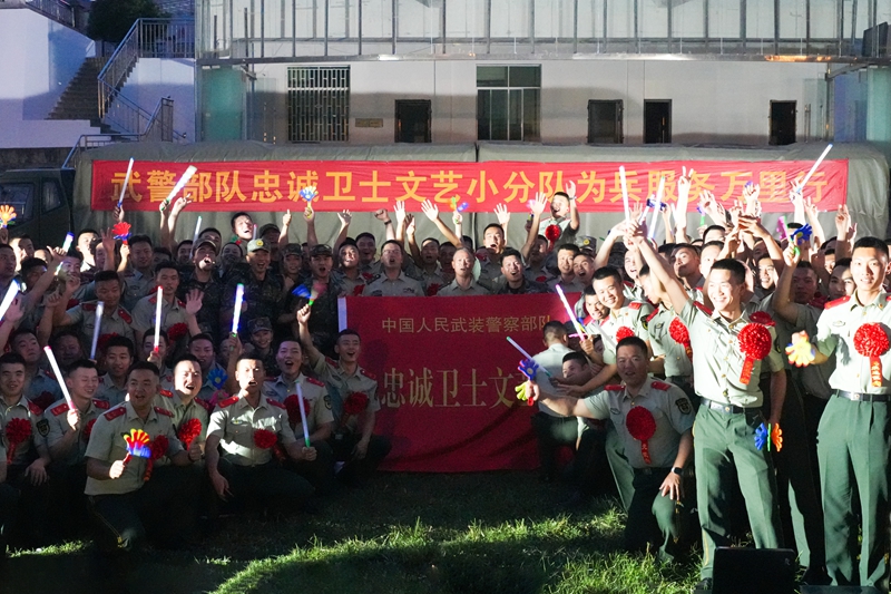 合影留念。牟泉宇摄