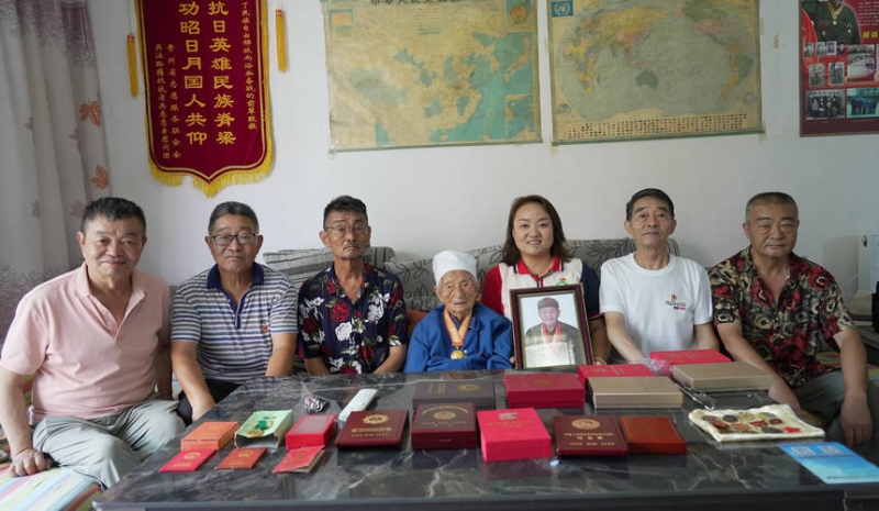 时念英一家的全家福。