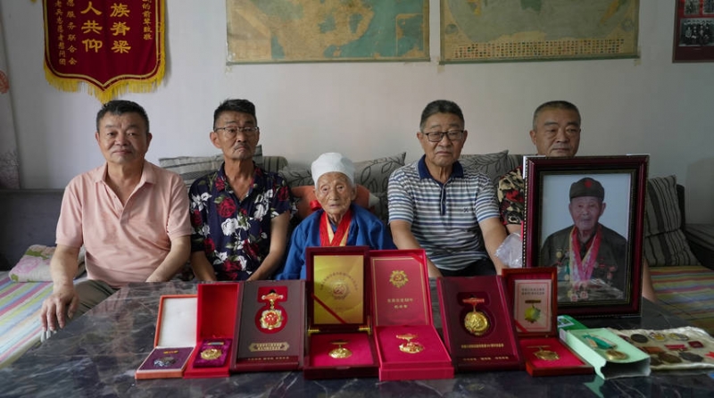 时念英一家正在观看阅兵仪式。