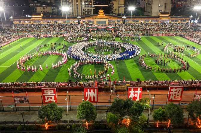 8月23日晚，2025年首届“村超”全国赛总决赛在榕江县“村超”球场举行。韦贵金 摄