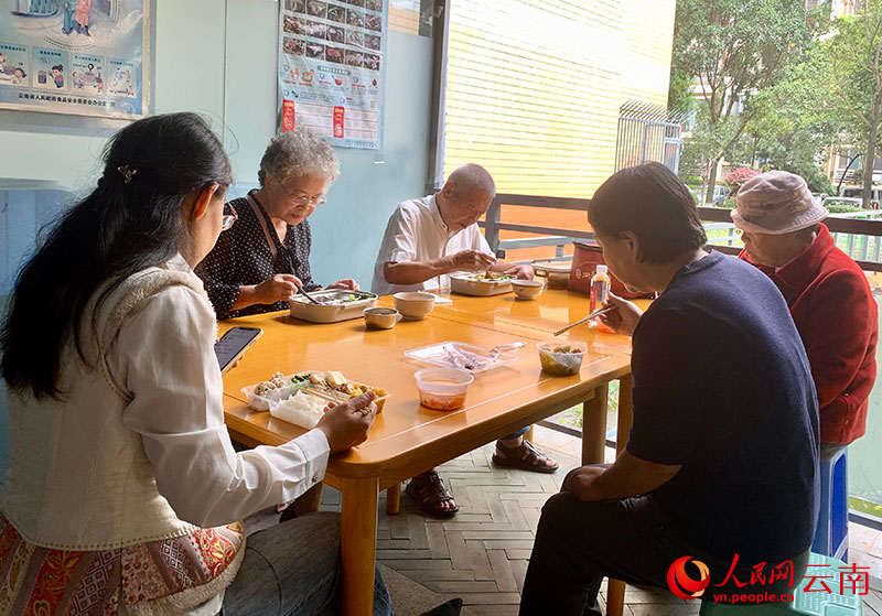 昆明市广福小区社区内老人正在用餐。人民网 王娴摄