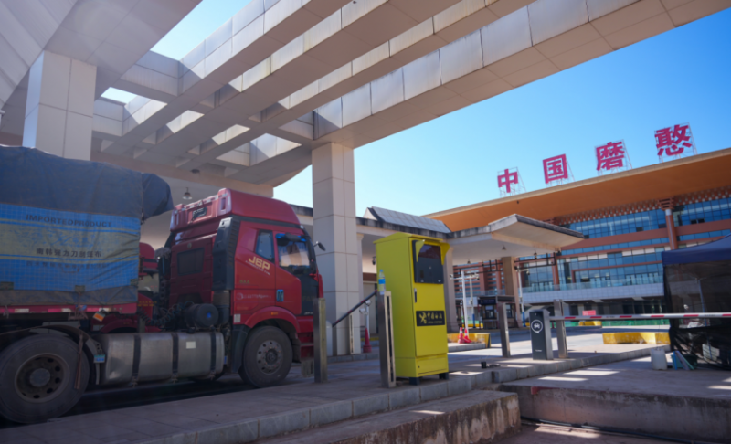 货车在磨憨口岸排队准备出境。图源：新华社 摄/陈欣波