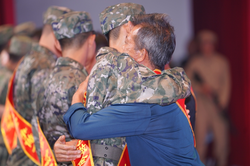 新兵代表与家长深情拥抱。