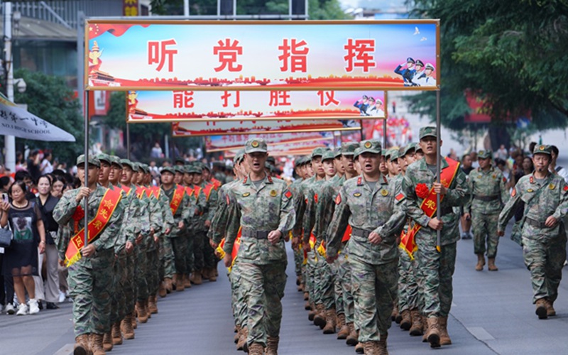 全体新兵迈着整齐的步伐，沿着金沙城区巡游。