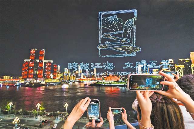 9月17日，重庆国际会客厅，嘉宾们观看精彩的无人机表演。记者 李雨恒 摄/视觉重庆