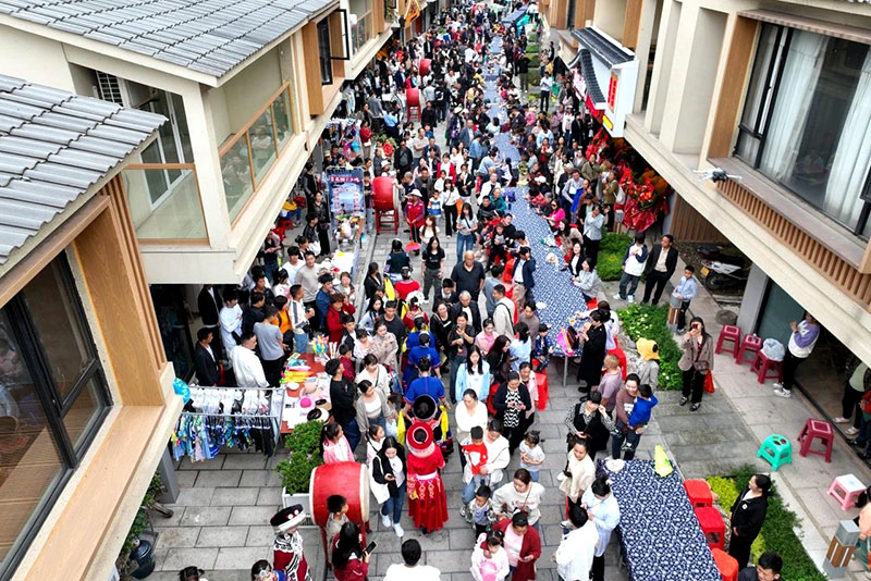 邵女坪举办长街宴时游人如织。受访者供图