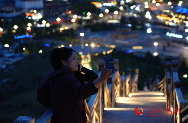 游客在当代山。人民网记者 甘海琼摄