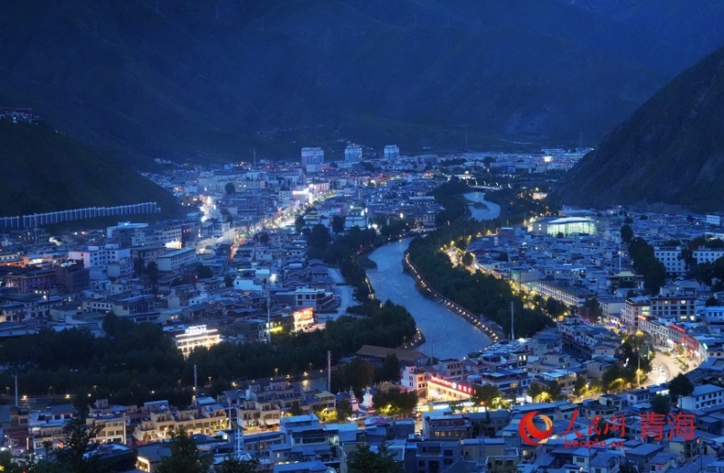 玉树“蓝调时刻”。人民网记者 甘海琼摄 