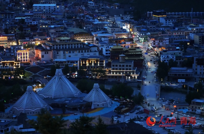 玉树“蓝调时刻”。人民网记者 甘海琼摄 