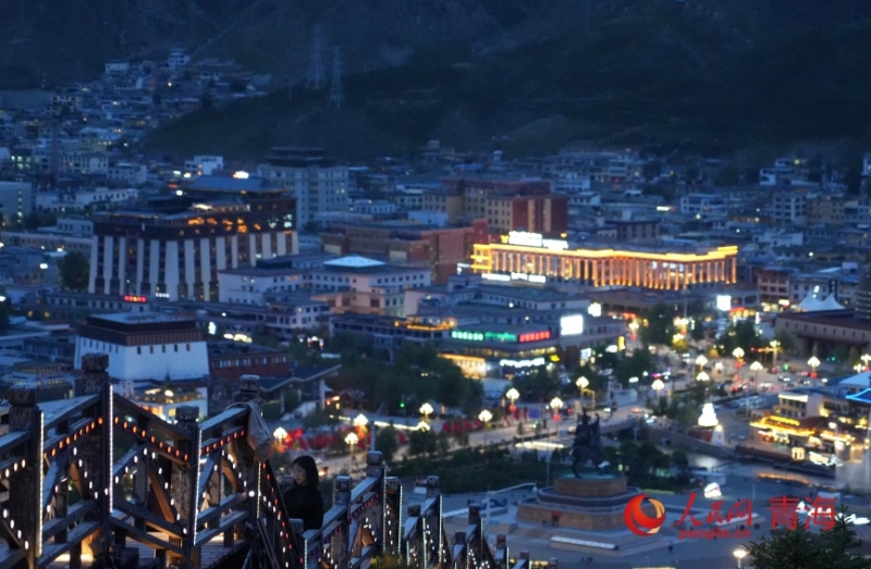 玉树市街巷亮起灯。人民网记者 甘海琼摄